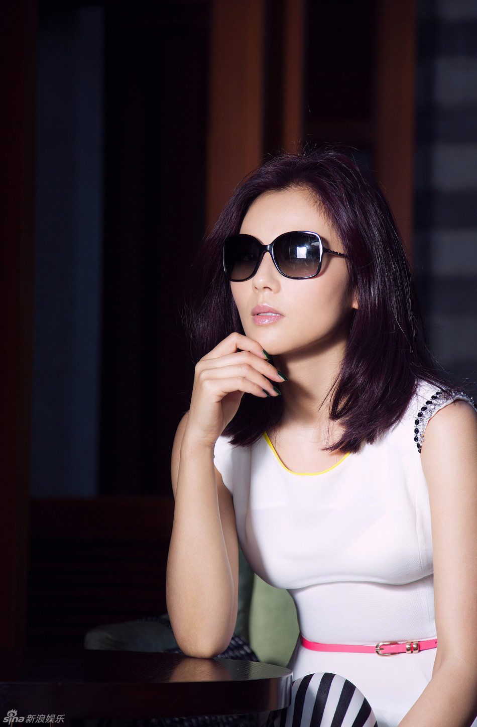 劉濤街拍御姐造型享受悠閑時(shí)光