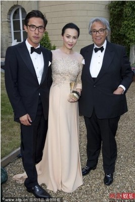 劉嘉玲與查爾斯王子握手贊對方紳士