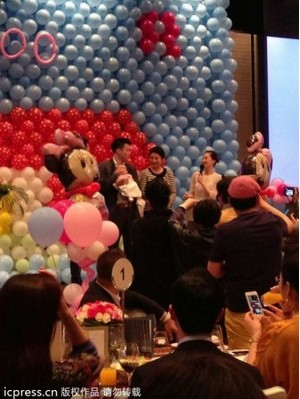 黃奕女兒慶百天視頻曝光