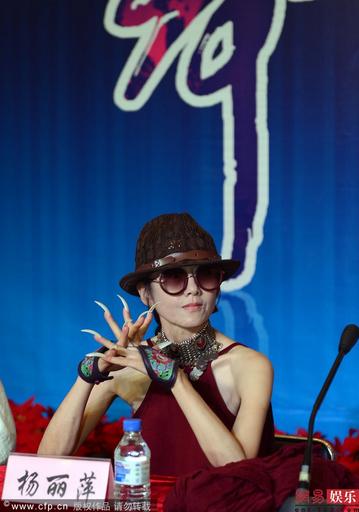 楊麗萍出席活動長指甲似“梅超風”