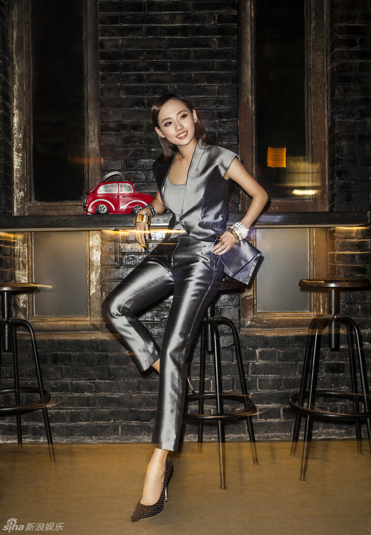 張嘉倪雜志寫真百變風(fēng)大秀美腿