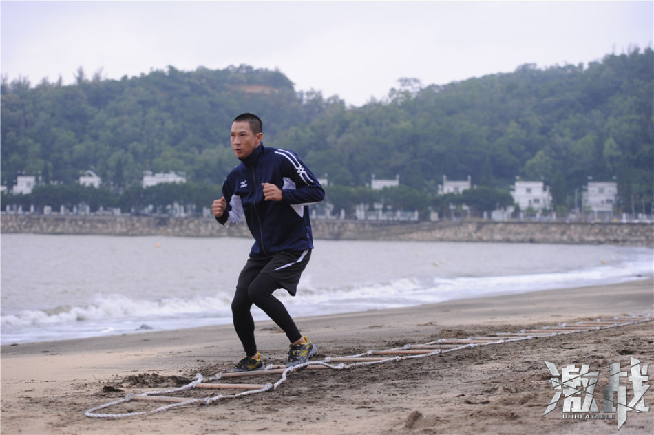 "激戰"曝張家輝訓練照海邊扛油桶石墩