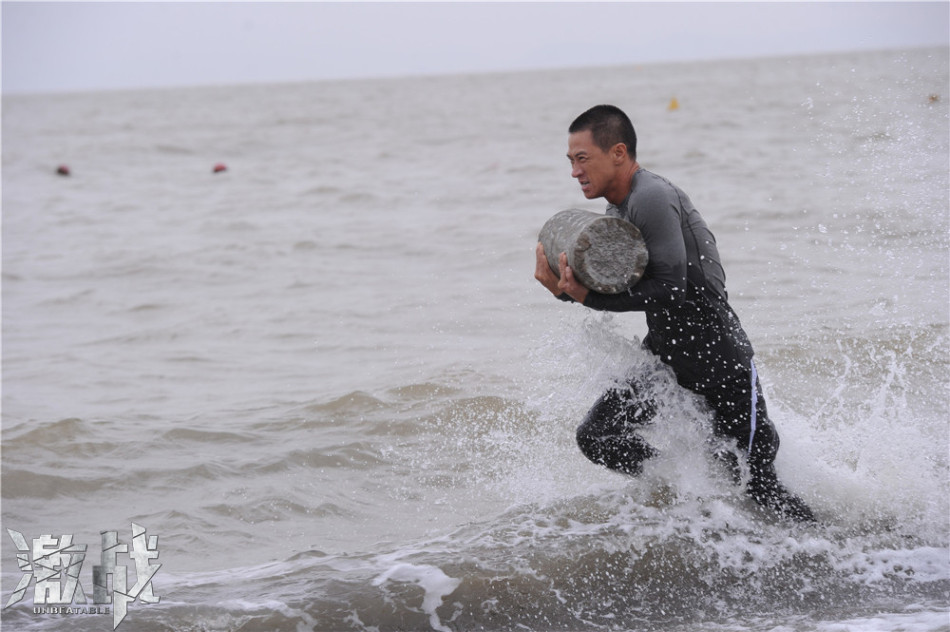 "激戰"曝張家輝訓練照海邊扛油桶石墩