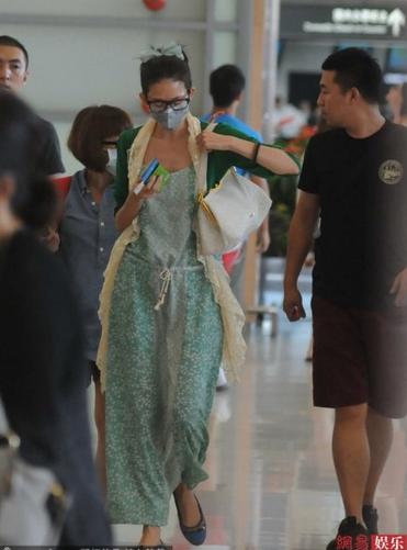 林志玲素顏現身虹橋機場