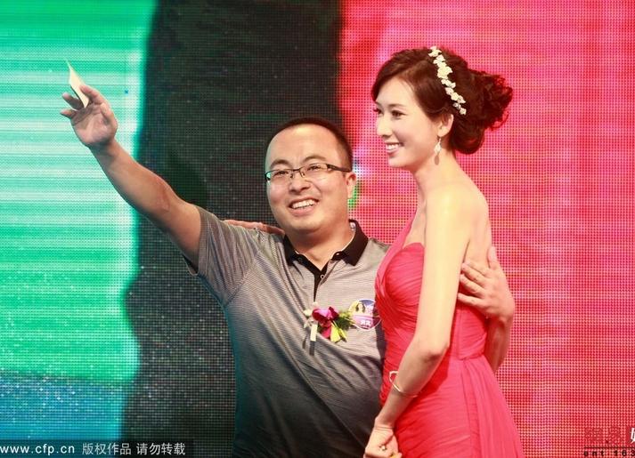 林志玲低胸?fù)平?遭男粉絲熊抱