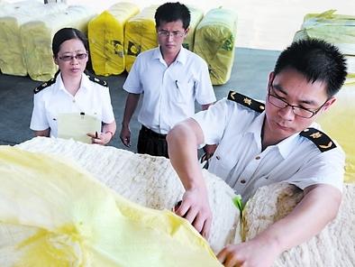黃島檢疫局現場檢疫入境棉花