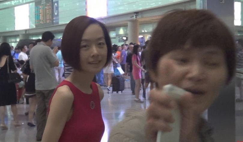 魯豫拒與粉絲合影助理見(jiàn)狗仔怒指鏡頭