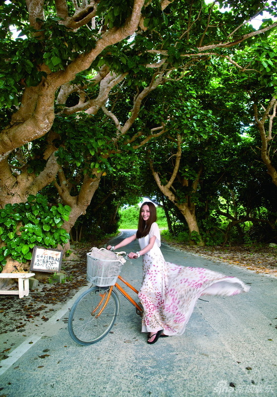 姚笛清新旅游寫真釋放快樂(lè)情緒