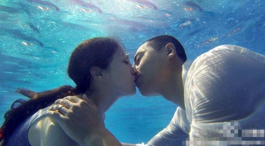 董璇高云翔慶結婚兩周年海底擁吻