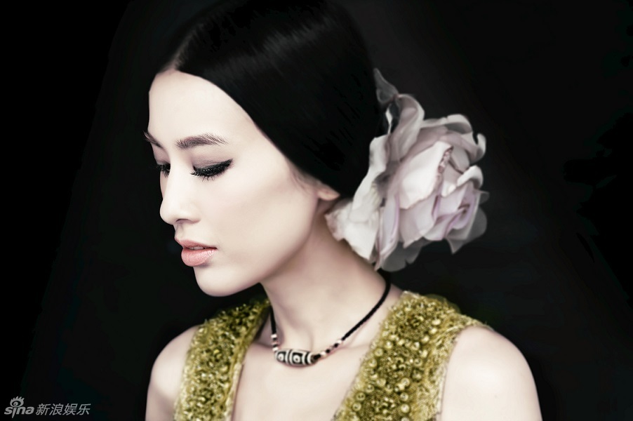 黃圣依時(shí)尚封面優(yōu)雅復(fù)古顯女人本色