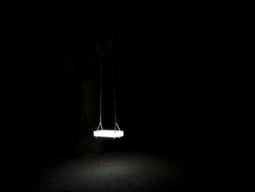 搖曳溫暖的秋千燈