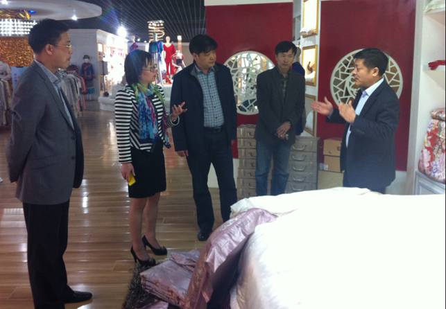玖久絲綢:蘇州大學校領導蒞企觀摩