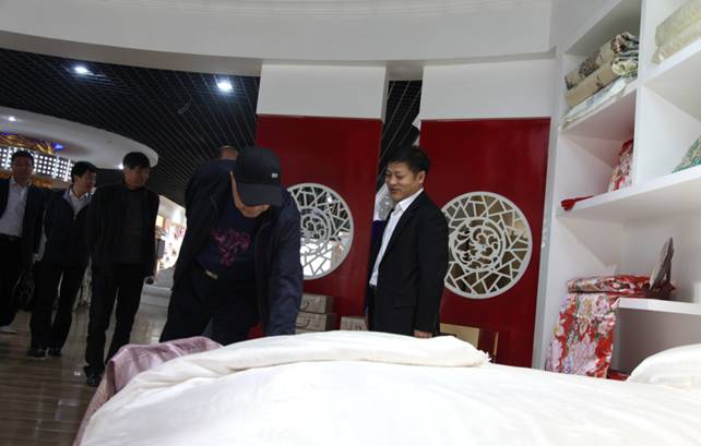 玖久絲綢:省三會會長蒞企調(diào)研 贊譽企業(yè)發(fā)展