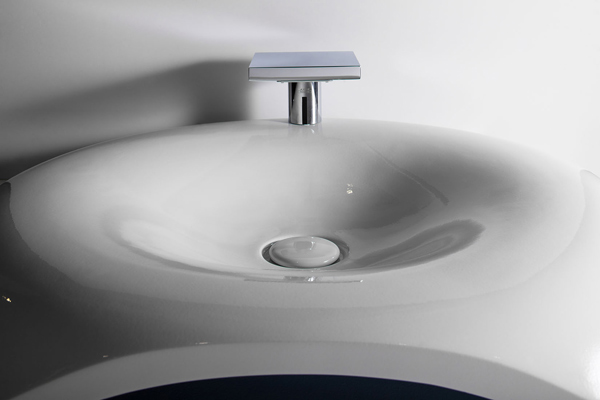 根據水面波紋設計的洗臉盆