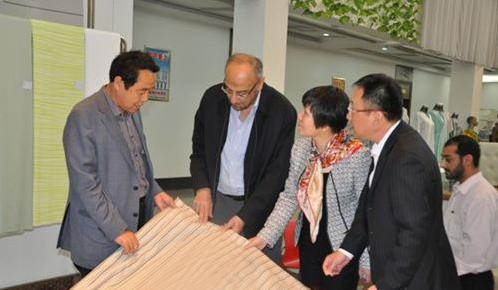 楊兆華陪同巴薩爾等考察濱州家紡企業(yè)