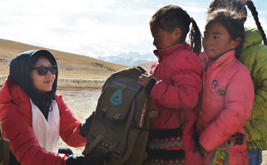 羅萊家紡愛傳西部“被”感溫暖捐贈物資現場報道(2)