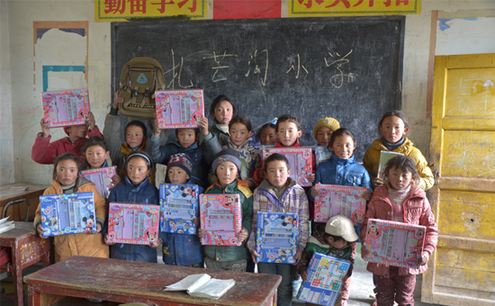 羅萊家紡愛傳西部“被”感溫暖捐贈物資現場報道(2)