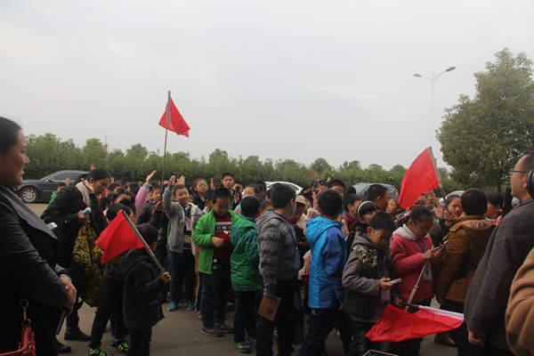 百名晚報小記者走進悅達家紡