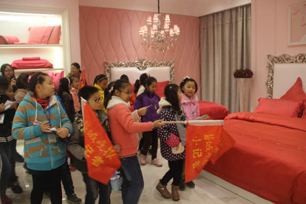 百名晚報小記者走進悅達家紡