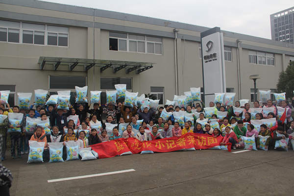 百名晚報小記者走進悅達家紡