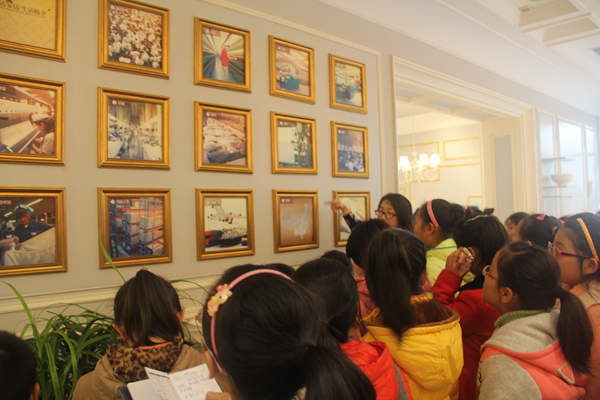 百名晚報小記者走進悅達家紡