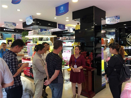 雨蘭2016“家紡消費(fèi)及品牌運(yùn)營(yíng)研討會(huì)”首站—-河南站現(xiàn)場(chǎng)觀摩