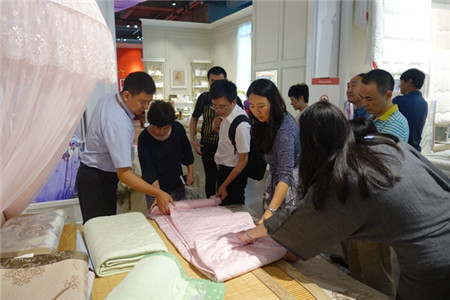 中國(guó)家紡協(xié)會(huì)赴夢(mèng)潔家紡考察
