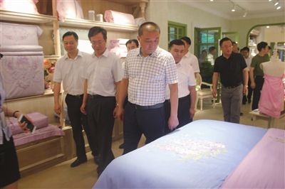 新疆伊寧縣黨政代表考察團考察南通海門疊石橋