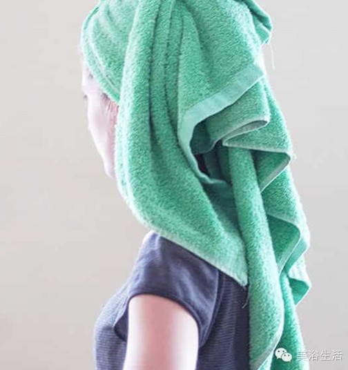 美浴生活:教程——洗澡后如何用浴巾包住頭發