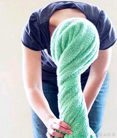 美浴生活:教程——洗澡后如何用浴巾包住頭發