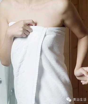 美浴生活:不要讓那一抹風(fēng)情滑落,浴巾怎么裹才不掉?裹浴巾不掉的方法圖解