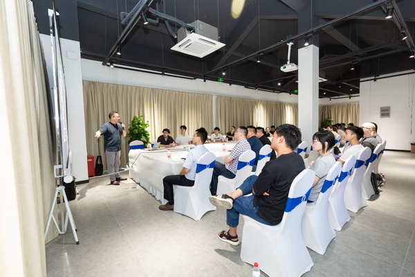 “后疫情時(shí)代 共議時(shí)尚未來發(fā)展”主題論壇在湖州絲綢小鎮(zhèn)舉行